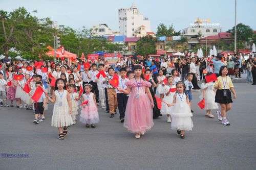 Khối thiếu nhi tại chương trình diễu hành. Ảnh: Minh Trang.