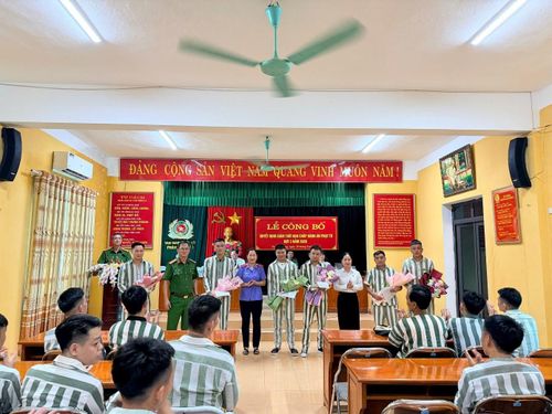 Các phạm nhân được giảm chấp hành án bày tỏ niềm vui mừng