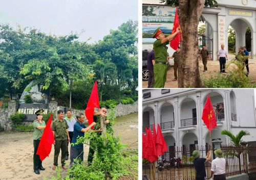 Các cán bộ Công an cùng đại diện các cơ sở tôn giáo treo Cờ Tổ quốc.