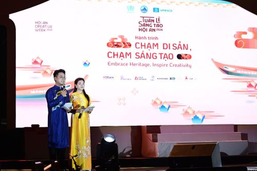 Không gian khai mạc Tuần lễ sáng tạo Hội An 2026 thu hút đông đảo người dân và du khách tham dự.