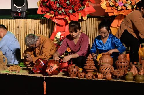 Các nghệ nhân trình diễn nghề thủ công truyền thống trong khuôn khổ Tuần lễ sáng tạo Hội An 2026.
