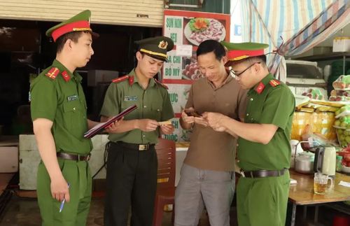 Cán bộ Công an phường Thảo Nguyên tiến hành kiểm tra cư trú.