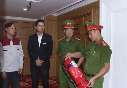 Lực lượng chức năng tiến hành kiểm tra PCCC tại cơ sở lưu trú.