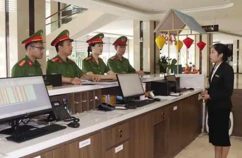 Lực lượng Công an Sơn La tiến hành kiểm tra tại cơ sở lưu trú.