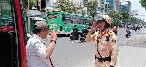 CSGT Công an TP Hồ Chí Minh nhắc nhở tài xế tuân thủ Luật trật tự an toàn giao thông khi di chuyển
