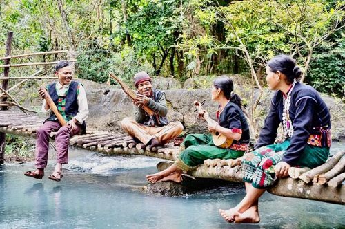 Nghệ nhân Hồ Văn Lương (thứ hai từ phải sang) với chiếc khèn Bè. Ảnh: Hồ Giỏi.