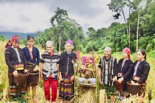 Đồng bào Bru-Vân Kiều ở Hướng Lập với nghi lễ cúng lúa mới.
