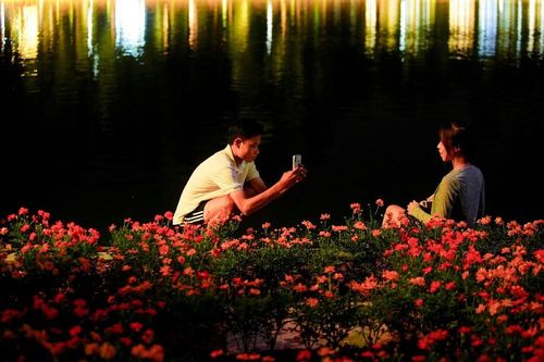 Du khách tranh thủ chụp ảnh kỷ niệm tại Hà Nội.