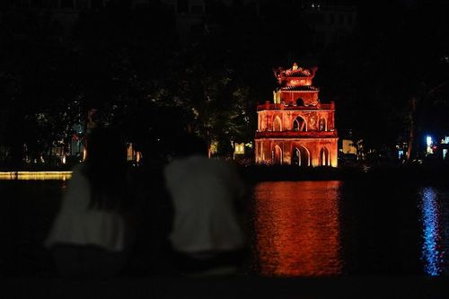 Hồ Hoàn Kiếm lung linh khi đêm xuống