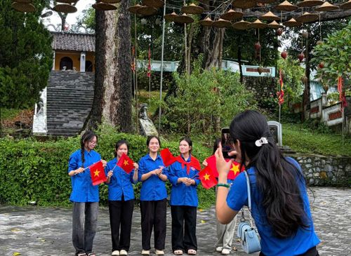 Đoàn viên hưởng ứng phong trào “Check-in cùng cờ Tổ quốc”.