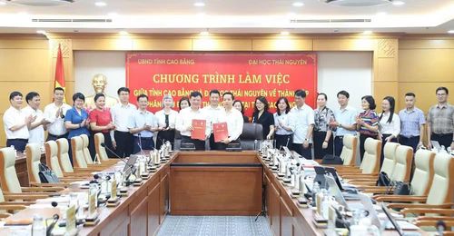 Lãnh đạo Đại học Thái Nguyên và UBND tỉnh Cao Bằng ký kết biên bản ghi nhớ về việc thống nhất phối hợp xây dựng Đề án thành lập Phân hiệu Đại học Thái Nguyên tại tỉnh Cao Bằng.