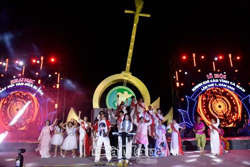 Ban nhạc trẻ trình diễn các điệu nhạc sôi động kết hợp với biểu diễn khinh khí cầu.