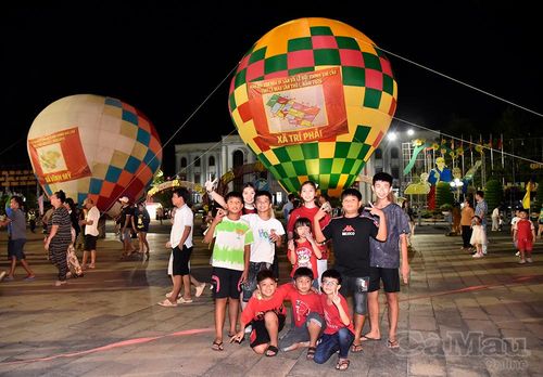 Trẻ em lưu lại khoảnh khắc kỷ niệm với những quả khinh khí cầu.
