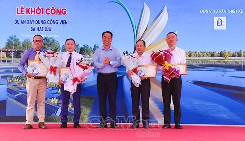  Đồng chí Lữ Quang Ngời, Phó Bí thư Tỉnh uỷ, Chủ tịch UBND tỉnh, trao tặng Bằng khen cho các đơn vị tài trợ.