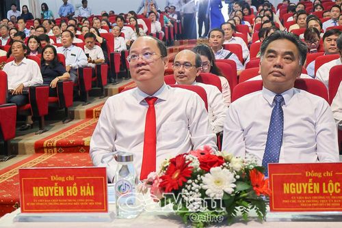 Đồng chí Nguyễn Hồ Hải, Bí thư Tỉnh uỷ Cà Mau (hàng đầu, bên trái) và đồng chí Nguyễn Lộc Hà, Phó Chủ tịch Thường trực UBND Thành phố Hồ Chí Minh cùng lãnh đạo các tỉnh, thành phố khu vực ĐBSCL tham dự chương trình.