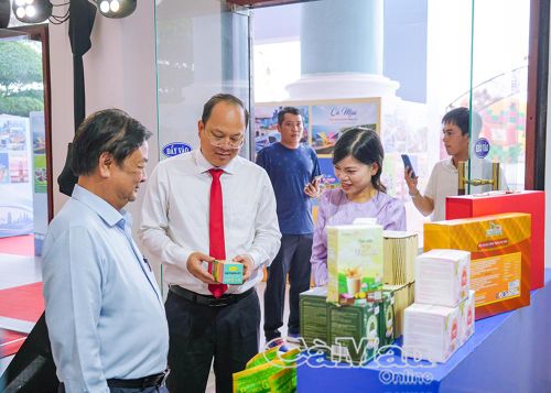 Đồng chí Nguyễn Hồ Hải, Bí thư Tỉnh uỷ Cà Mau, tham quan sản phẩm OCOP cùng đồng chí Lê Minh Hoan( bìa trái), nguyên Phó Chủ tịch Quốc hội khoá XV.