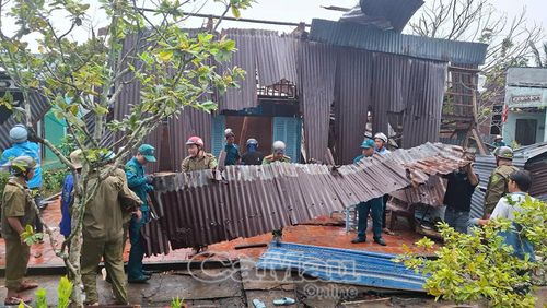  Lực lượng Công an, Quân sự, đoàn viên, thanh niên và ấp Kim Đài hỗ trợ gia đình ông Lăng dọn dẹp, khắc phục hậu quả.