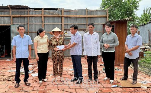  Phó Chủ tịch UBND xã U Minh Phạm Văn Chuột động viên và trao kinh phí hỗ trợ gia đình.