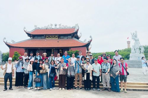 Du khách TP.HCM check-in một trong những điểm du lịch tại Cà Mau.