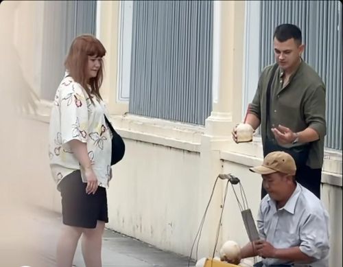 Hai vị khách miễn cưỡng mua 2 quả dừa với giá 150.000 đồng. (Ảnh cắt từ clip)
