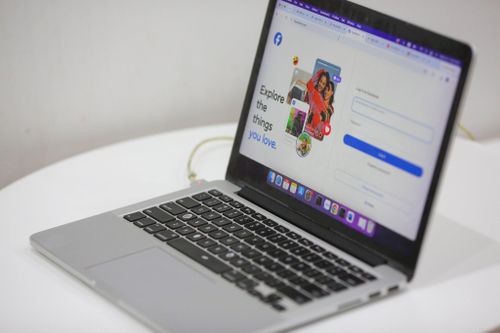 Người dùng đang đăng nhập vào mạng xã hội Facebook . Ảnh: Khánh Huy