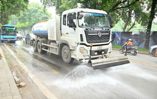 URENCO tăng cường cơ giới hóa vào quy trình làm sạch, đẹp Thủ đô. Ảnh: Thanh Hồng