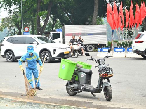 URENCO huy động 100% công nhân cùng phương tiện dọn vệ sinh, thu gom rác trên các tuyến phố. Ảnh: Thanh Hồng