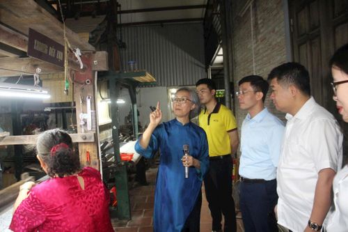 Giới thiệu nghề dệt tại làng nghề Vạn Phúc. Ảnh: T.H