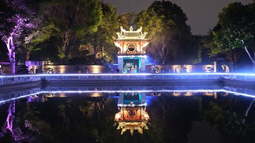 Tour đêm Văn Miếu - sản phẩm du lịch văn hoá độc đáo của Thủ đô. Ảnh: Hanoimoi