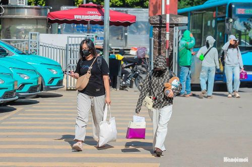 Tại các bến xe, hình ảnh người dân lỉnh kỉnh túi xách, ba lô, đồ dùng cá nhân diễn ra khá phổ biến. Nhiều gia đình nhanh chóng hoàn tất thủ tục để lên xe.