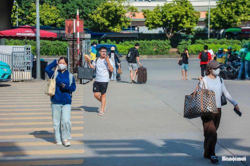 Trong những ngày nghỉ lễ tiếp theo, nhu cầu đi lại được dự báo tiếp tục ở mức cao. Các đơn vị chức năng khuyến cáo người dân chủ động thời gian di chuyển, lựa chọn phương tiện phù hợp và tuân thủ quy định về trật tự, an toàn giao thông, góp phần bảo đảm hành trình về quê, du lịch trong dịp Quốc khánh được thuận lợi, an toàn.