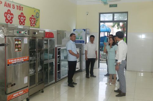 Phó Chủ tịch UBND xã Bất Bạt Nguyễn Việt Giao kiểm tra bếp ăn bán trú tại các trường học. Ảnh: Khương Tuấn