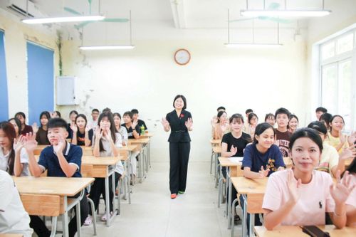 Cô trò Trường THPT Bất Bạt hồ hởi đón chào năm học mới.