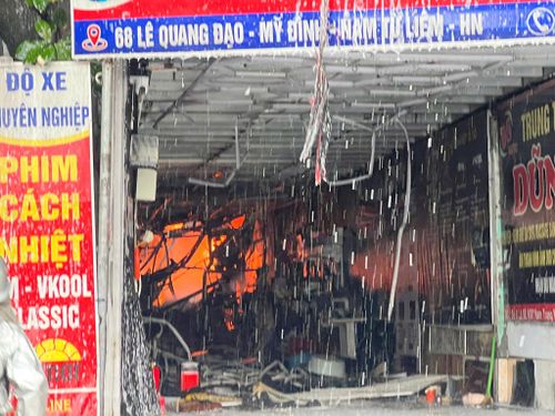 Lửa bốc lên dữ dội tại khu vực gara ô tô số 68 Lê Quang Đạo.