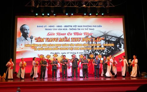 Liên hoan Ca múa nhạc “Âm vang Mùa Thu Độc lập” do phường Phú Diễn tổ chức. Ảnh: Nguyễn Tâm