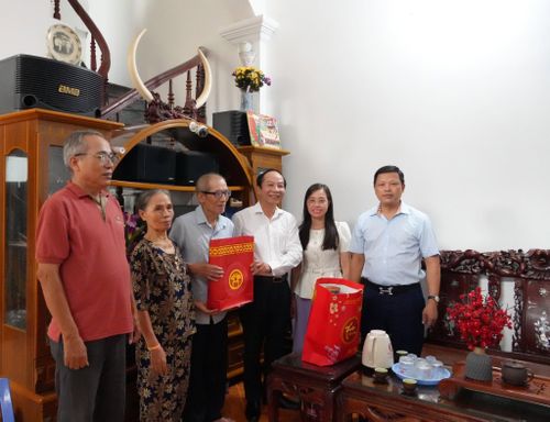 Lãnh đạo phường Phú Diễn thăm, tặng quà người có công nhân dịp Quốc khánh 2-9. Ảnh: Nguyễn Tâm