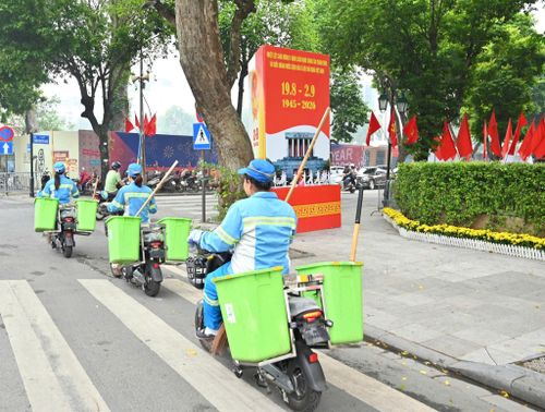 URENCO duy trì chế độ điều hành sản xuất 24/24 giờ trong thời gian cao điểm để làm sạch các tuyến phố, khu công cộng. Ảnh: Thanh Hồng