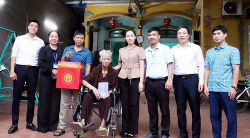 Phó Bí thư Đảng ủy, Chủ tịch UBND xã Đa Phúc Đỗ Thu Nga thăm, tặng quà người có công tại thôn Đức Hòa. Ảnh: Hồng Kỳ