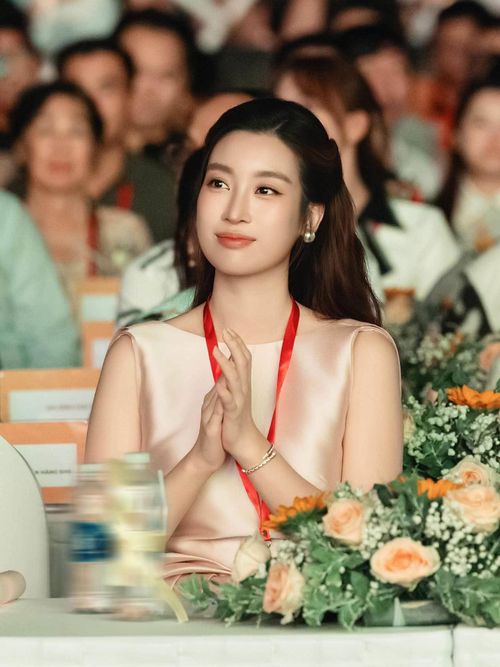 Sau khi có gia đình và làm mẹ, Đỗ Mỹ Linh dành nhiều thời gian hơn cho gia đình và dạy con. Dù hạn chế showbiz nhưng nàng hậu vẫn duy trì sức hút mỗi khi xuất hiện. Mới đây nhất, kỷ niệm 10 năm dấu ấn, Đỗ Mỹ Linh trở lại bản Cu Vai với “Gieo mầm tri thức": cải tạo lớp học theo mô hình STEAM, bổ sung thiết bị và dụng cụ học tập,... cho các em nhỏ nơi đây.