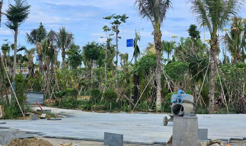 Trong đó, tuyến đường dạo chính dài khoảng 583m, tuyến đường dạo nhỏ phía trong dài khoảng 192m. Sân khấu có diện tích khoảng 148m², sử dụng sàn gỗ lim dày 5cm, phía trước bố trí các bậc ngồi bằng đá nguyên khối. Ảnh: H.D.