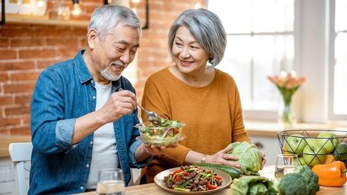 Người sau tuổi 60 nên ăn đa dạng các loại thực phẩm để phòng ngừa thiếu chất dinh dưỡng. Ảnh minh họa AI.