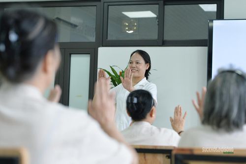 Người hướng dẫn theo sát từng buổi tập của các cụ. Ảnh: Tuấn Anh