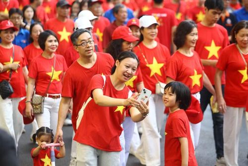 Các gia đình vừa đi bộ, vừa giao lưu, tạo nên không khí gần gũi, vui tươi trong một sự kiện cộng đồng đặc biệt