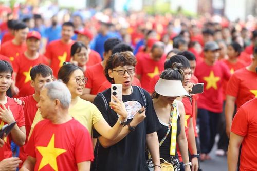 Du khách nước ngoài hào hứng hòa vào dòng người, cùng tham gia “Cùng Việt Nam tiến bước 2026” tại Hà Nội