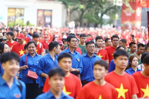 Những bước chân của tuổi trẻ hòa cùng dòng người, lan tỏa tinh thần rèn luyện sức khỏe và lối sống xanh