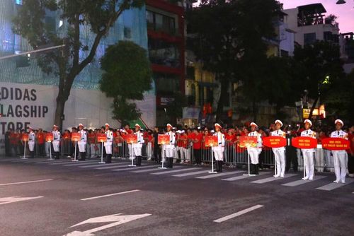 Tại Hà Nội, đông đảo người dân có mặt từ sớm, sẵn sàng cho hành trình lan tỏa 10 tỷ bước chân xanh vì một Việt Nam vững bền