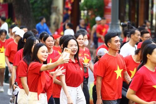 Trong sắc áo cờ đỏ sao vàng, mỗi người tham gia trở thành một mắt xích kết nối cộng đồng trong hành trình vì Việt Nam vững bền