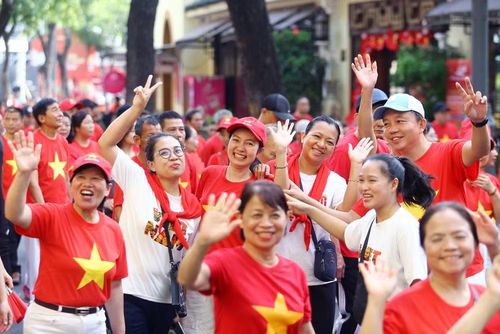 Một khoảnh khắc vui tươi khi các thành viên cùng tạo dáng trước ống kính, lưu giữ kỷ niệm về hành trình đặc biệt sáng 30/8