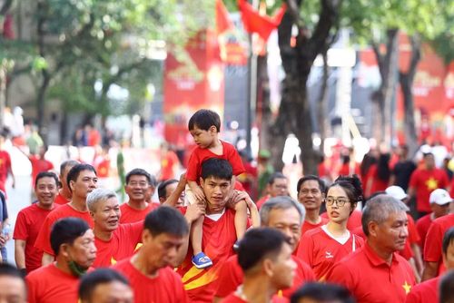 Sự hồn nhiên, đáng yêu của các em nhỏ góp thêm sắc màu tươi vui cho chương trình “Cùng Việt Nam tiến bước 2026”