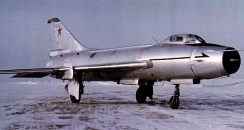 Những năm 1950, Liên Xô bước vào giai đoạn phát triển nhanh của hàng không quân sự. Sự xuất hiện của động cơ phản lực mạnh hơn mở ra khả năng đưa máy bay chiến đấu tới tốc độ và độ cao mà các thế hệ trước khó đạt được.